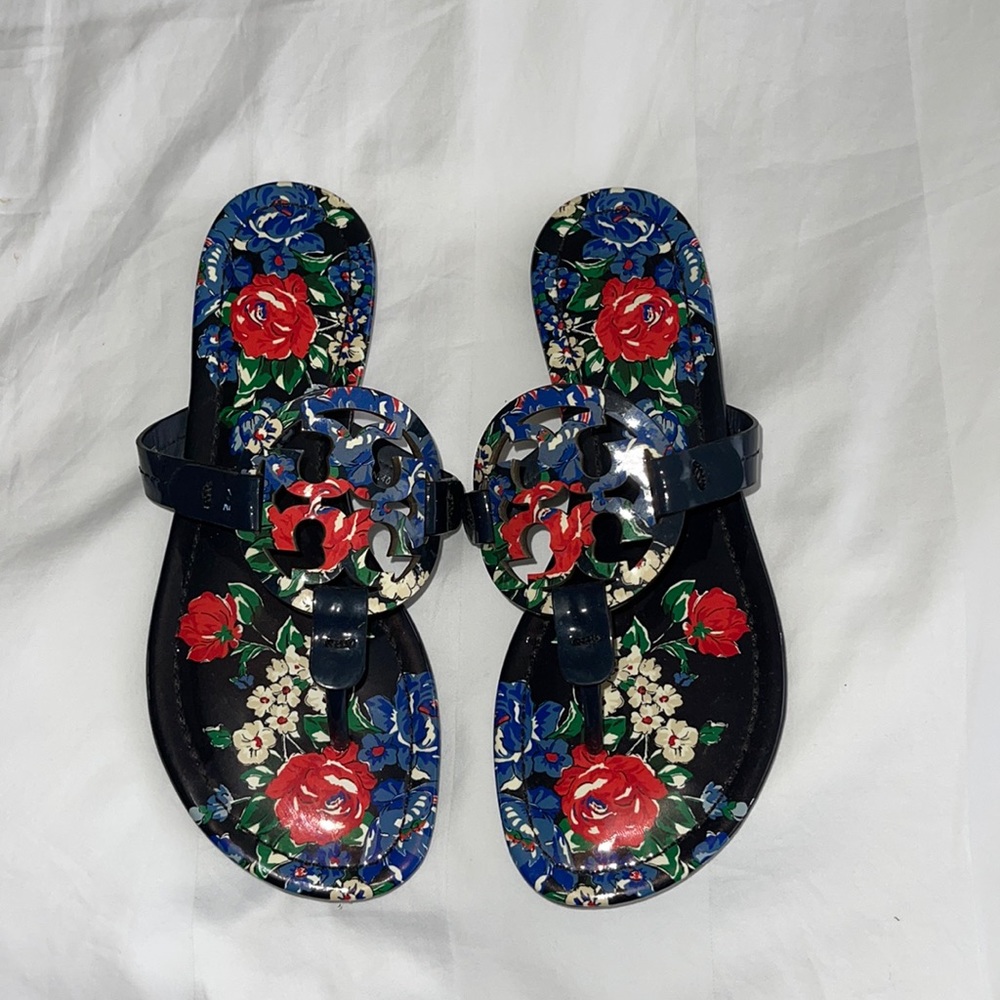 Tory Burch Miller Patent leather Sandal Flower detail sz 5M